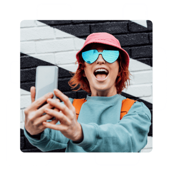 influencer in sungalsses posing for selfie