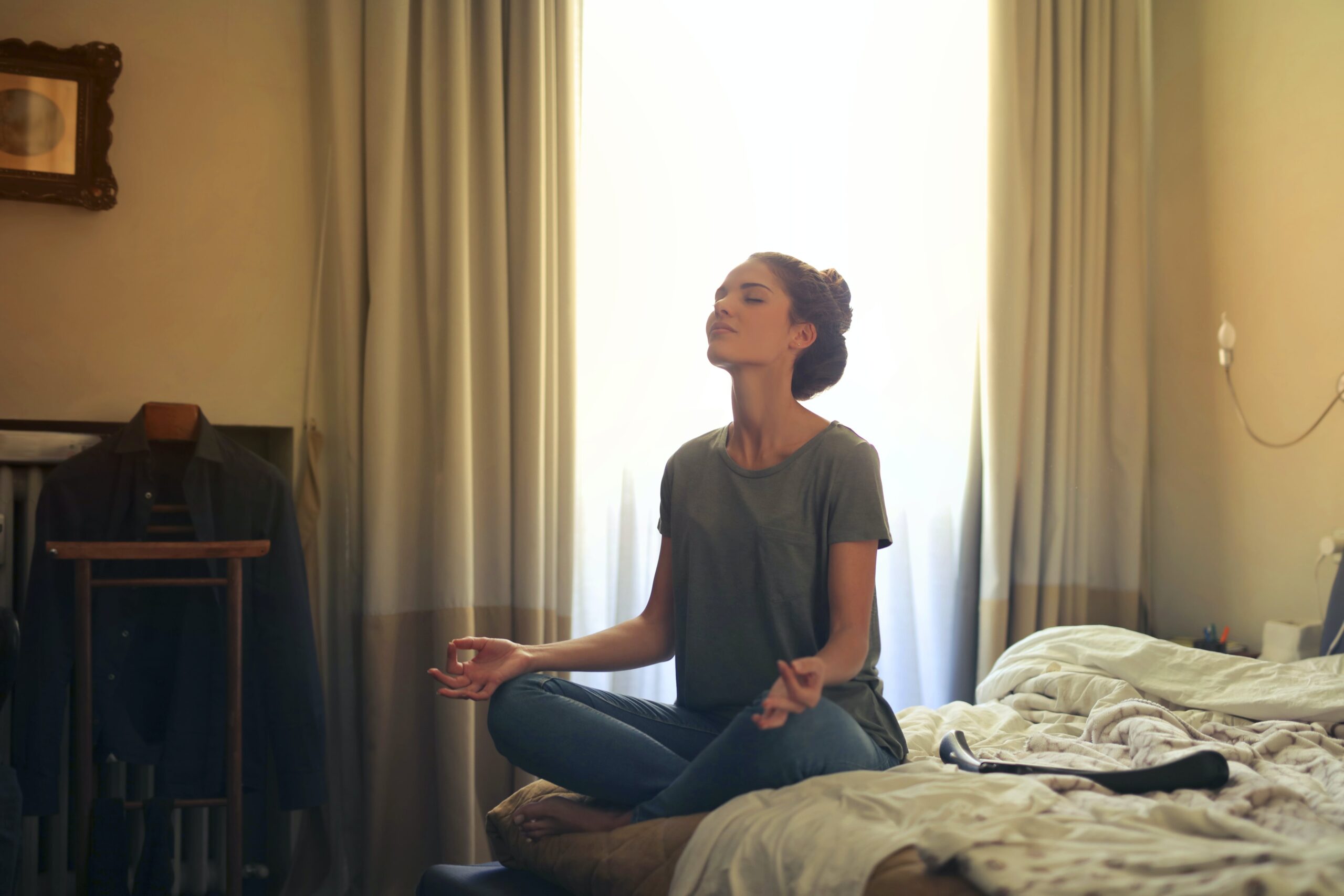 Person meditation on the end of her bed