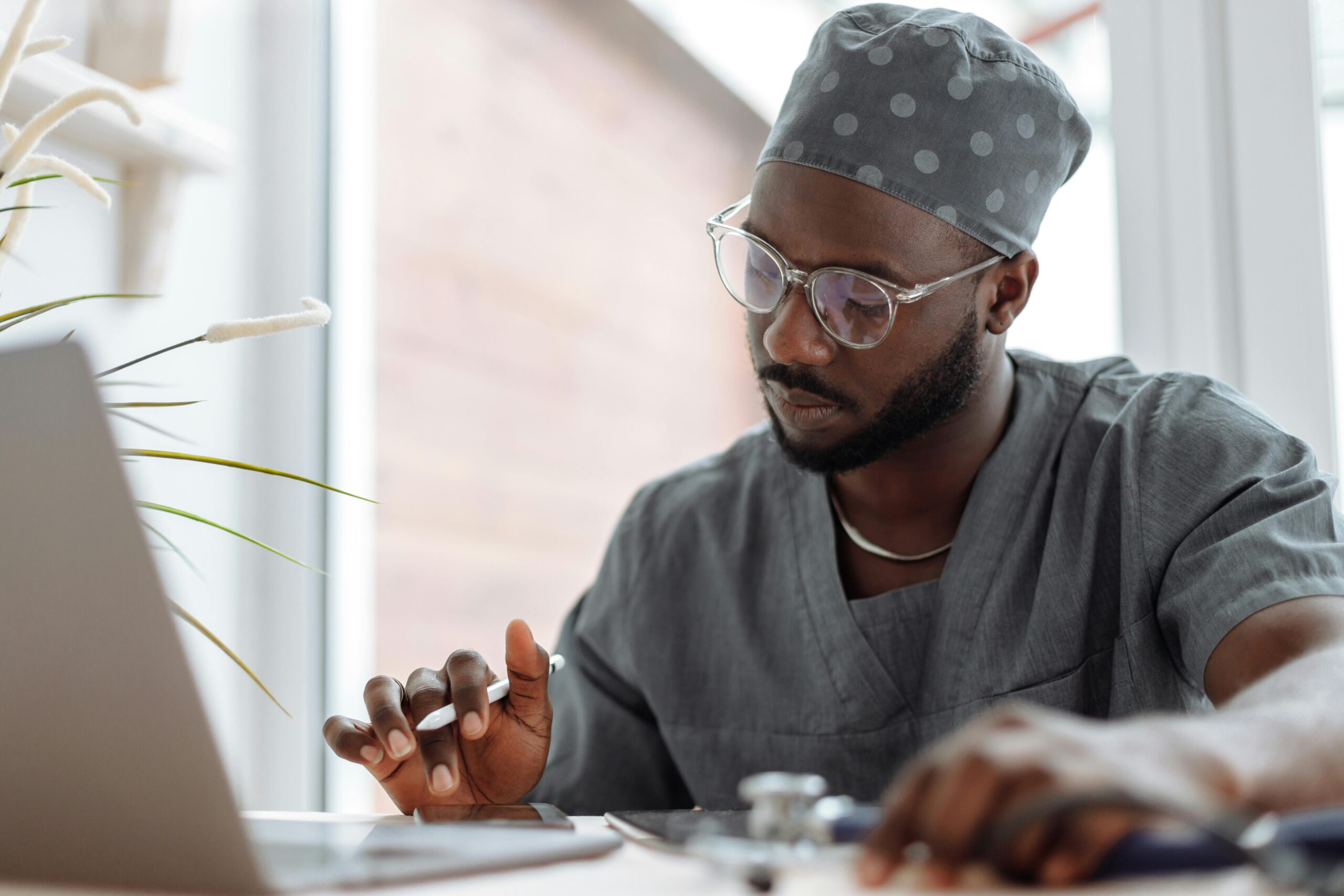 Doctor getting doctors day quotes from patients on laptop